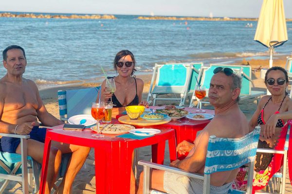 aperitivo-in-spiaggia-pesaro